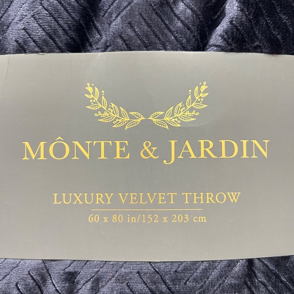 MÔNTE & JARDIN Luxury Velvet Throw - Picture 2 of 4